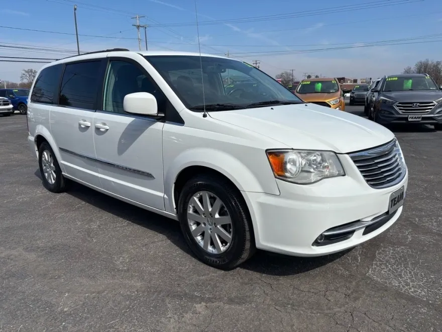 2016 Chrysler Town & Country Touring photo 1