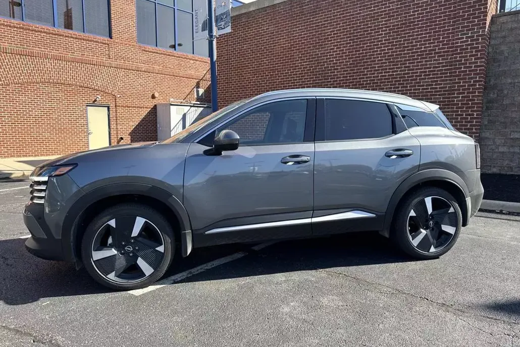 2025 Nissan Kicks SR photo 1