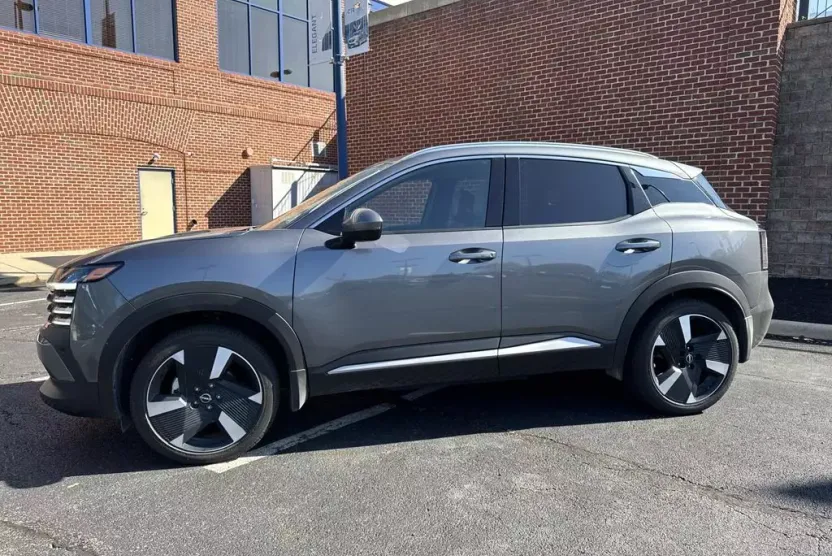 2025 Nissan Kicks SR photo 1