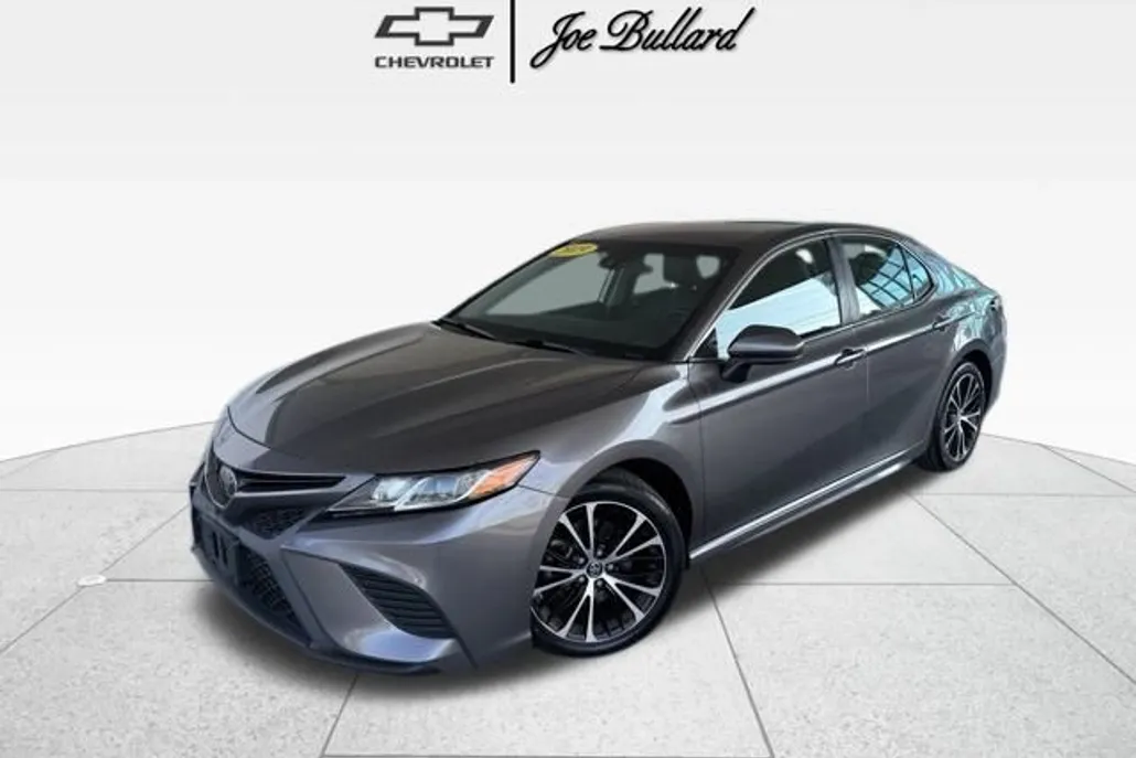 2019 Toyota Camry SE photo 1