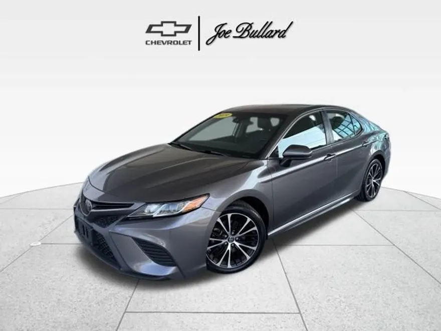 2019 Toyota Camry SE photo 1