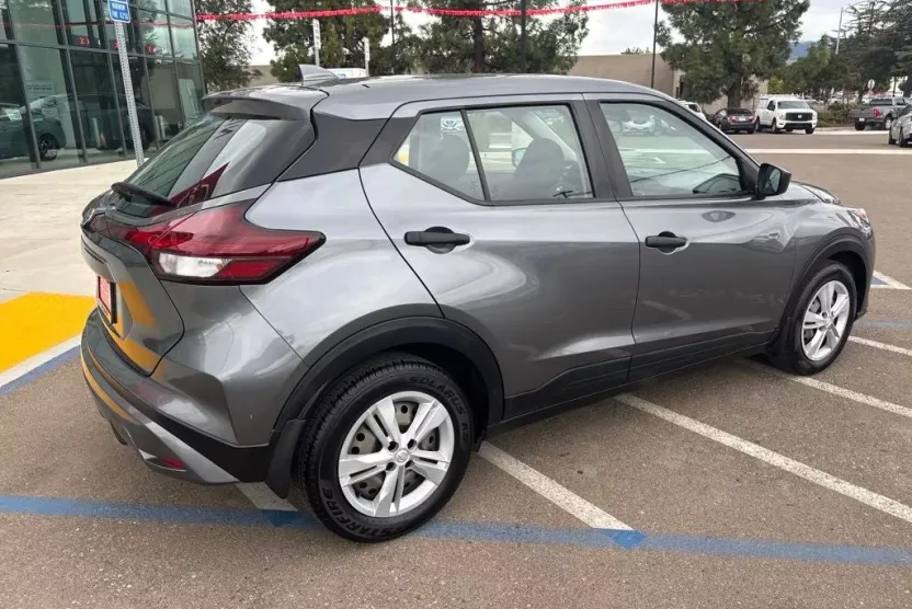 2021 Nissan Kicks S photo 1
