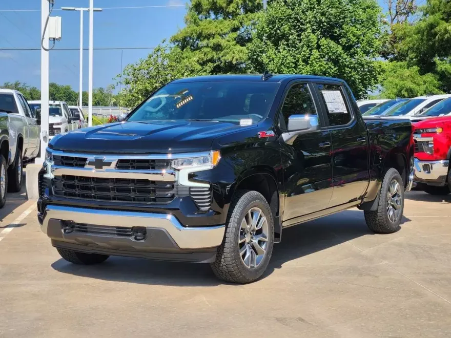 2025 Chevrolet Silverado 1500 LT photo 1