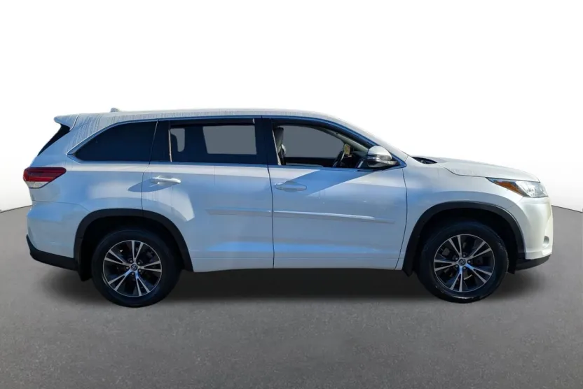 2018 Toyota Highlander LE Plus photo 1