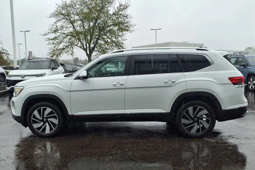 2024 Volkswagen Atlas SEL photo 1