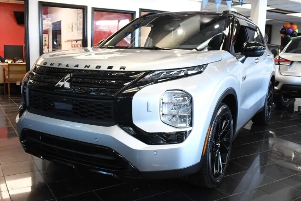 2025 Mitsubishi Outlander PHEV SEL Black Edition photo 1