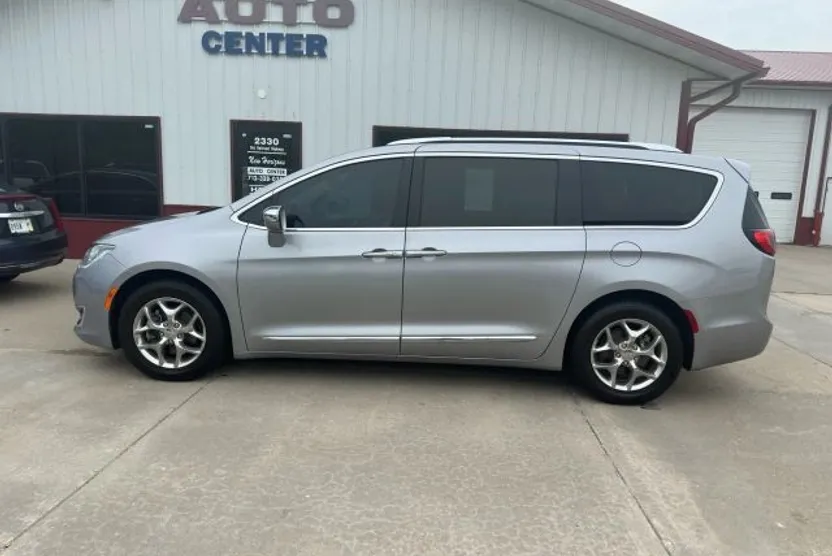 2017 Chrysler Pacifica Limited photo 1