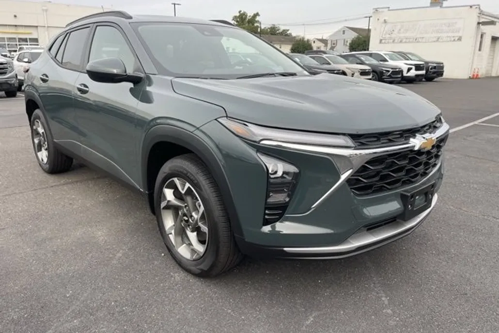 2025 Chevrolet Trax LT photo 1