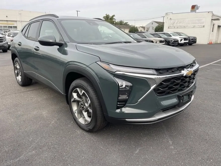 2025 Chevrolet Trax LT photo 1
