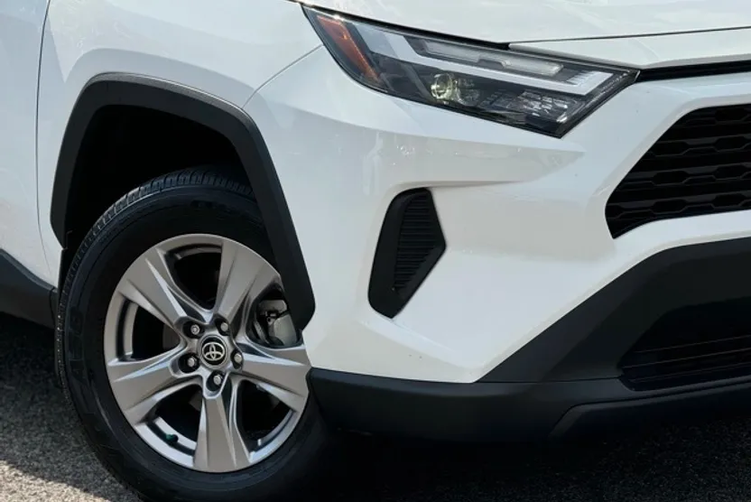2022 Toyota RAV4 XLE photo 1