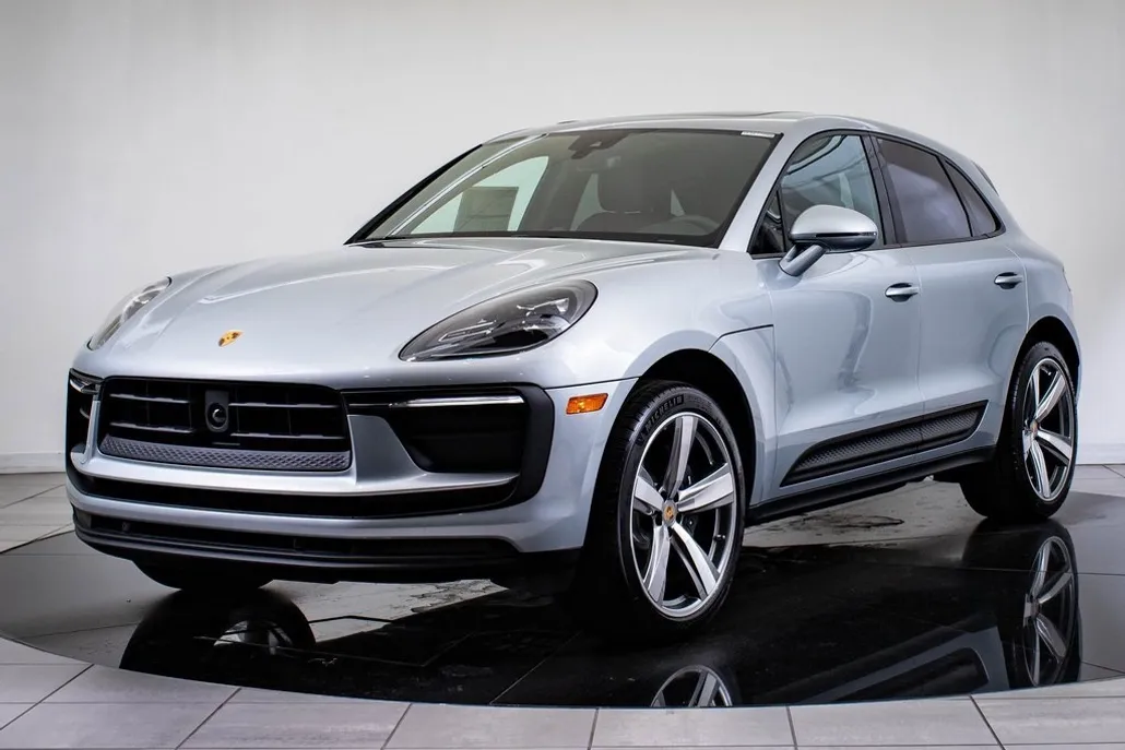 2025 Porsche Macan T photo 1