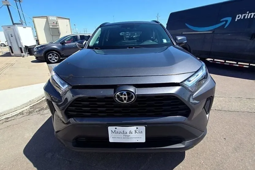 2022 Toyota RAV4 XLE photo 1