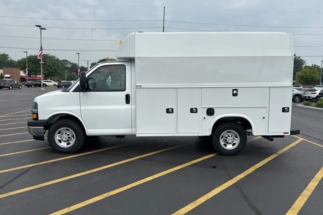 2025 Chevrolet Express Cutaway 3500 photo 1