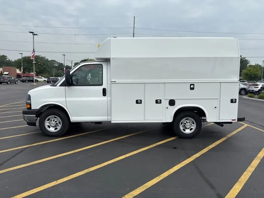 2025 Chevrolet Express Cutaway 3500 photo 1
