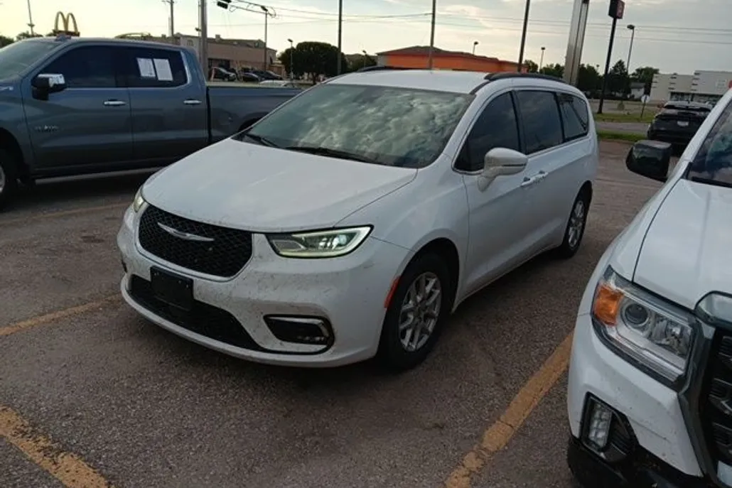 2022 Chrysler Pacifica Touring L photo 1