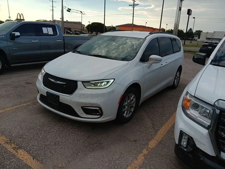 2022 Chrysler Pacifica Touring L photo 1