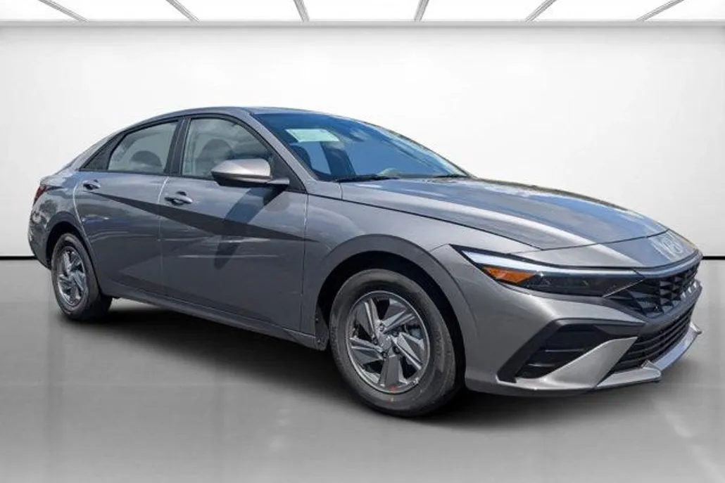 2025 Hyundai Elantra SE photo 1