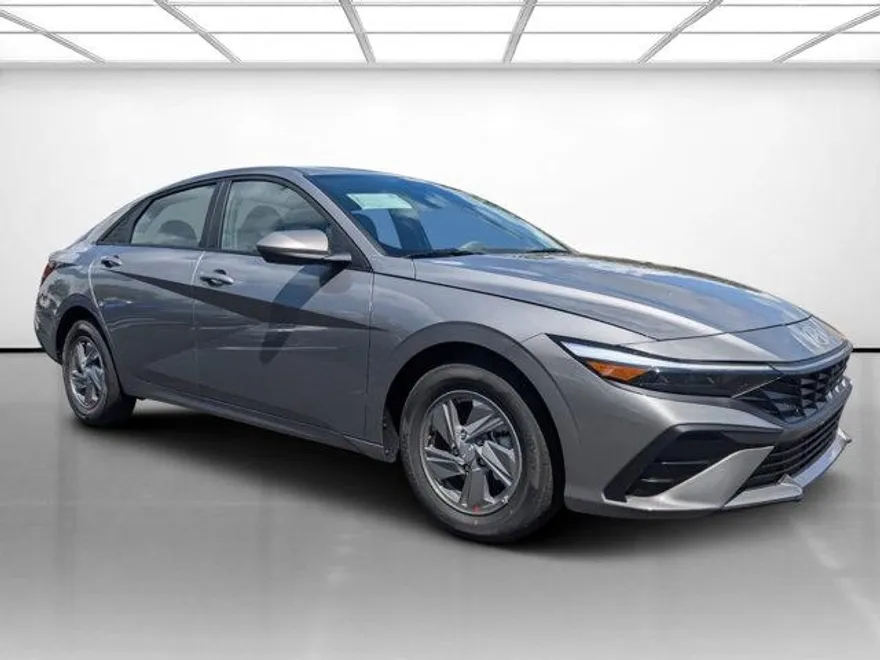 2025 Hyundai Elantra SE photo 1