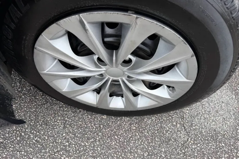 2016 Toyota Camry LE photo 1