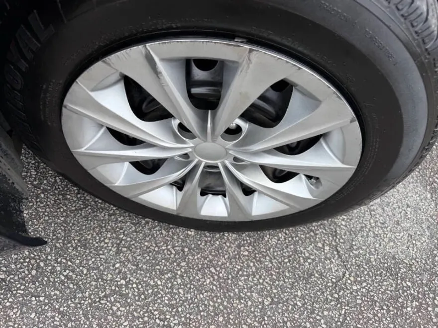2016 Toyota Camry LE photo 1
