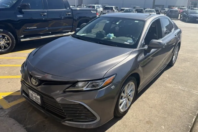 2023 Toyota Camry LE photo 1