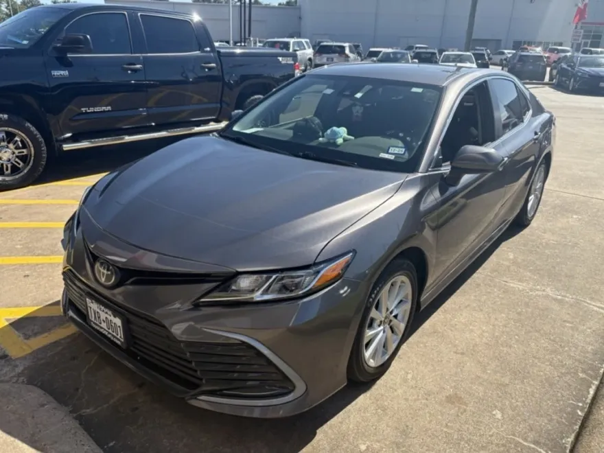 2023 Toyota Camry LE photo 1