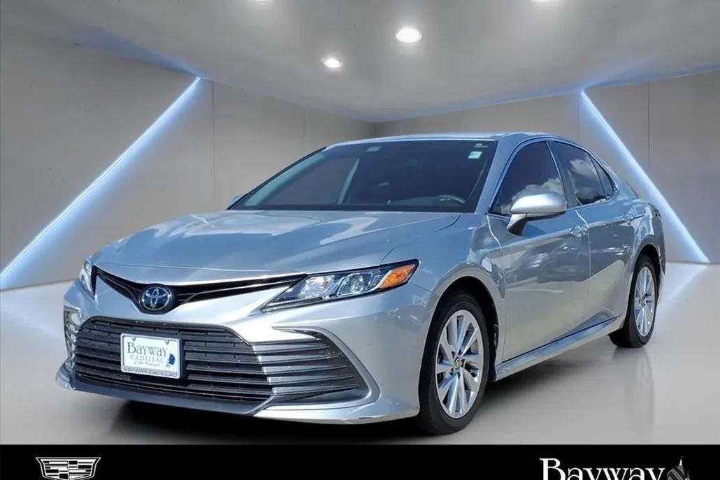 2023 Toyota Camry LE photo 1