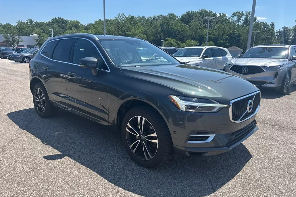2019 Volvo XC60 Hybrid T8 Momentum photo 1