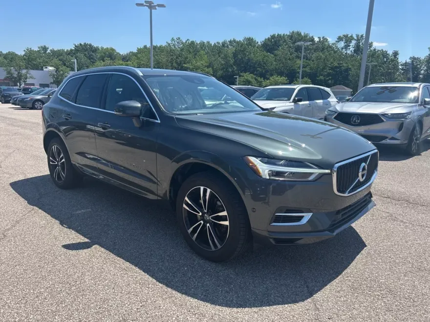 2019 Volvo XC60 Hybrid T8 Momentum photo 1