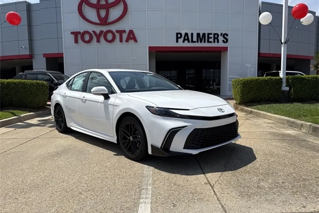 2025 Toyota Camry SE photo 1