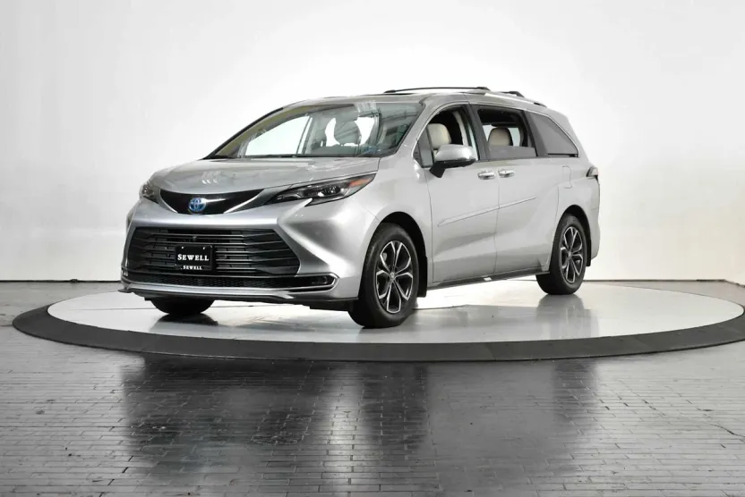 2025 Toyota Sienna Platinum photo 1