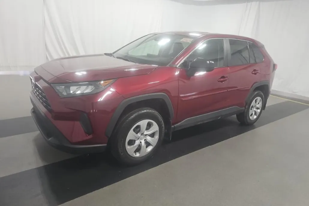 2022 Toyota RAV4 LE photo 1