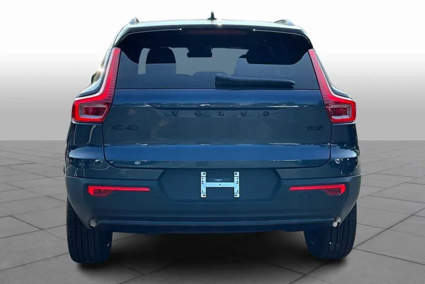 2026 Volvo XC40 photo 1