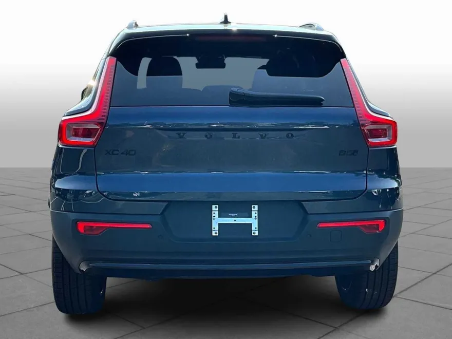2026 Volvo XC40 photo 1