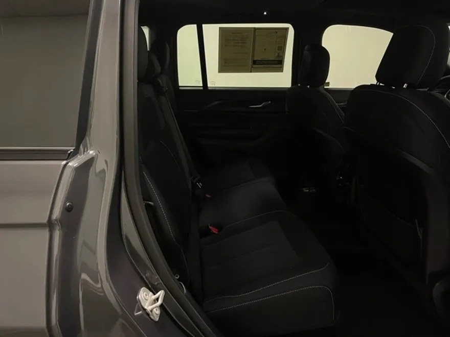 2024 Jeep Grand Cherokee Laredo photo 1