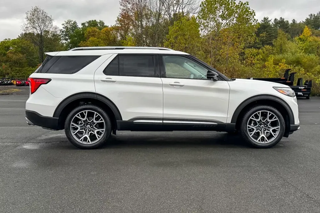 2025 Ford Explorer Platinum photo 1