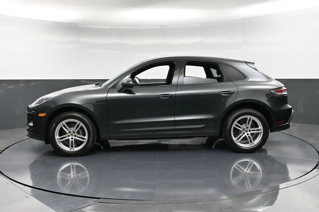 2025 Porsche Macan T photo 1
