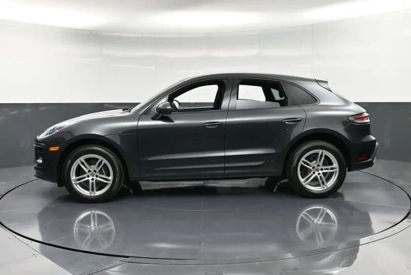2025 Porsche Macan T photo 1