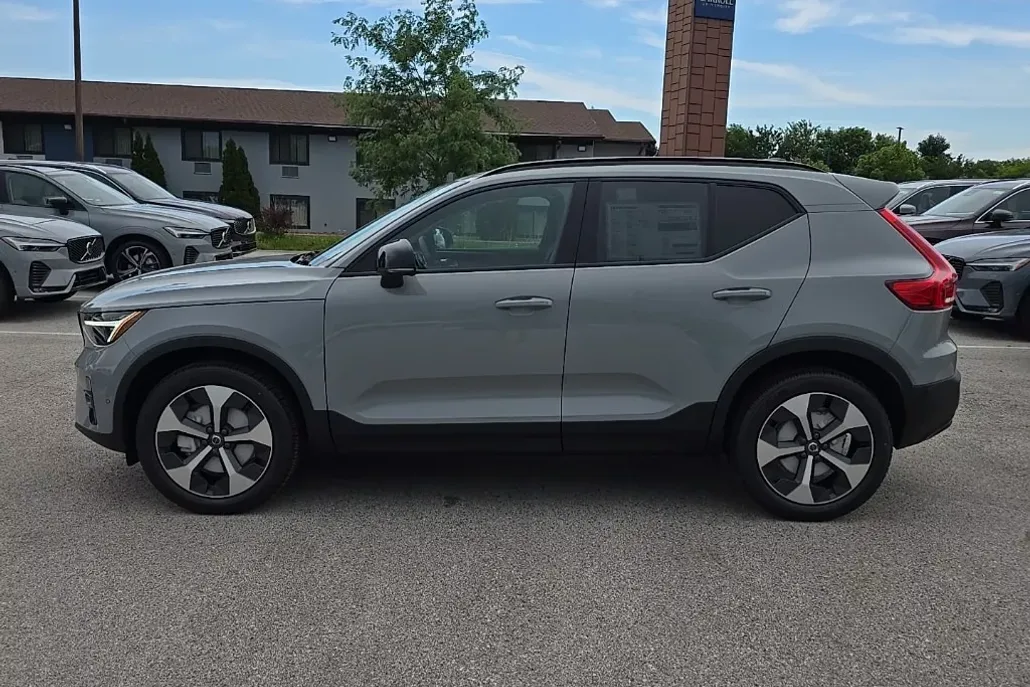 2026 Volvo XC40 AWD Plus photo 1