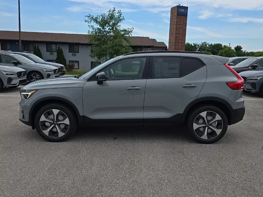 2026 Volvo XC40 AWD Plus photo 1