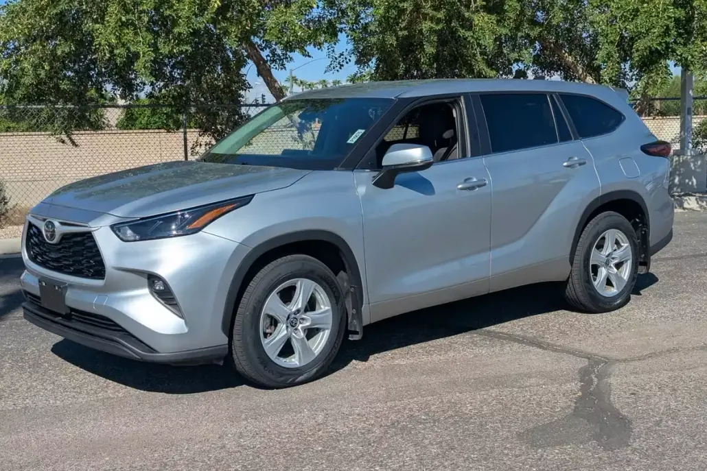 2024 Toyota Highlander LE photo 1