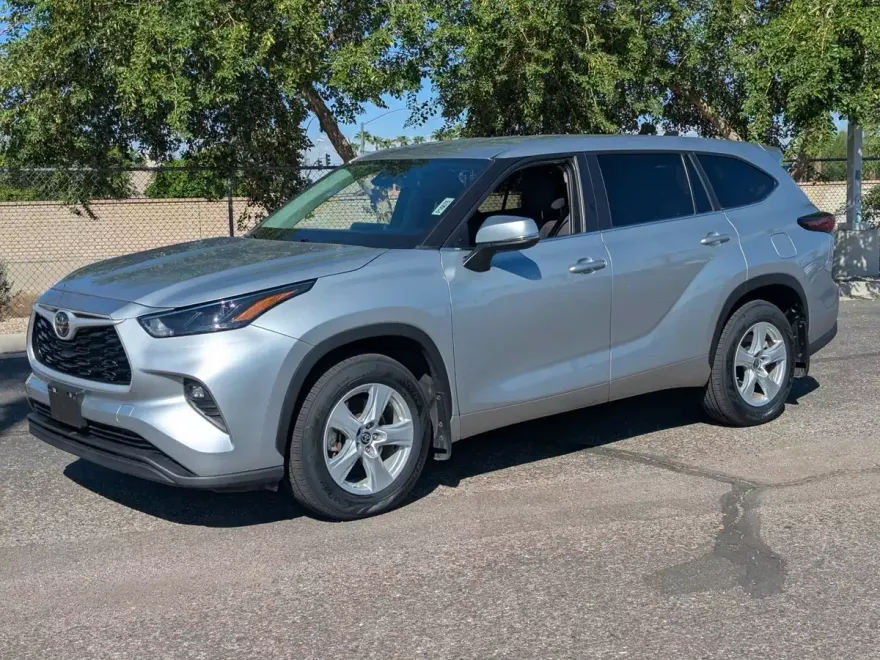 2024 Toyota Highlander LE photo 1