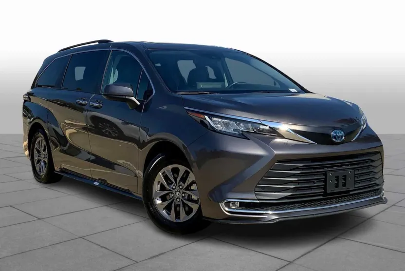 2023 Toyota Sienna XLE photo 1