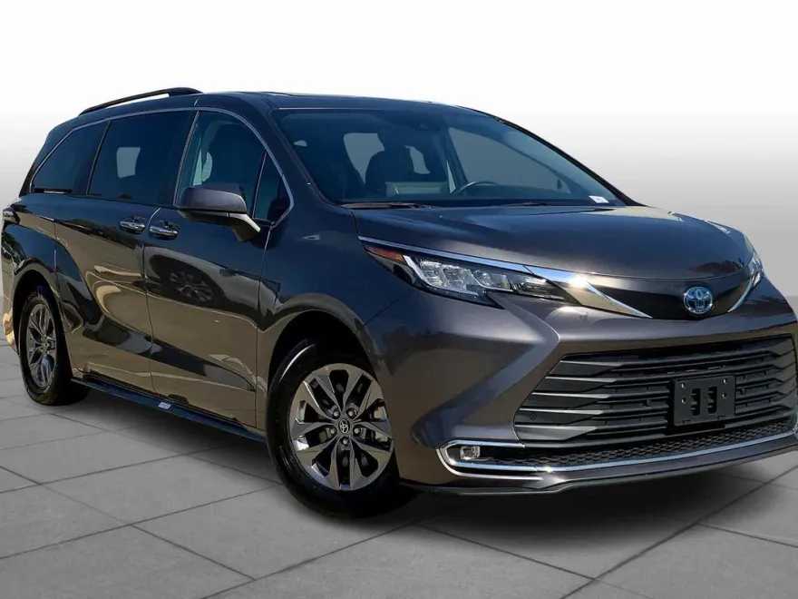 2023 Toyota Sienna XLE photo 1