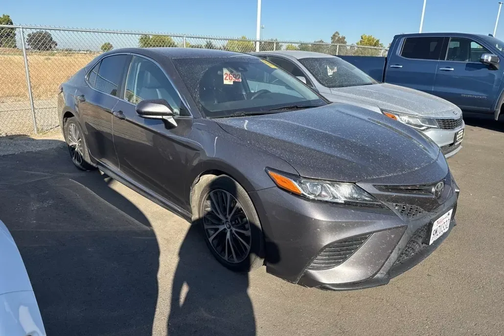 2019 Toyota Camry SE photo 1