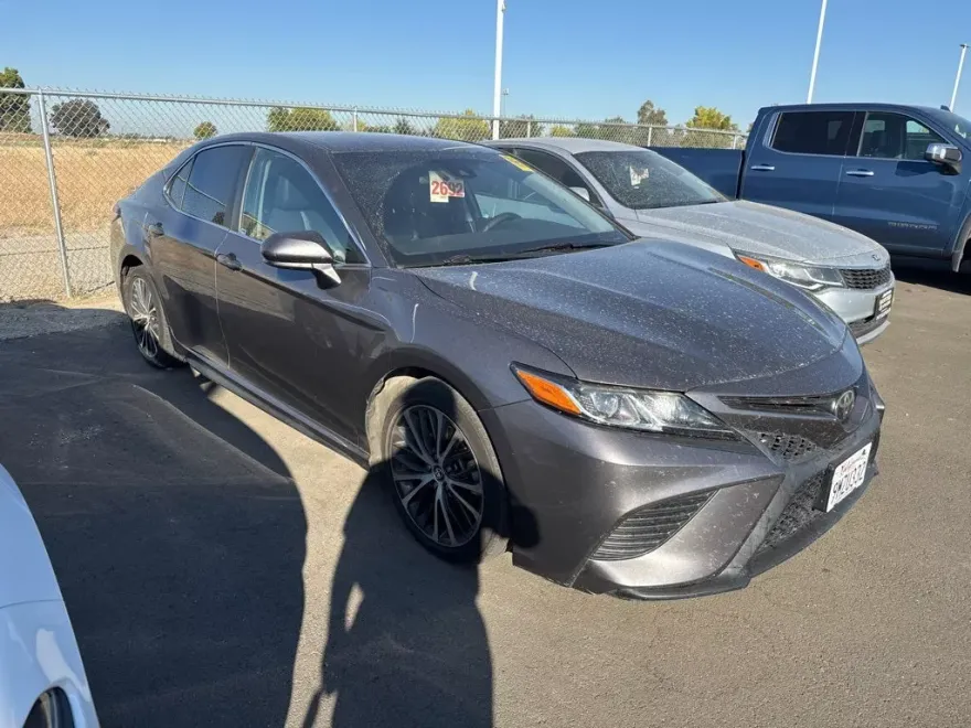 2019 Toyota Camry SE photo 1