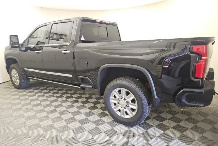 2025 Chevrolet Silverado 2500HD High Country photo 1