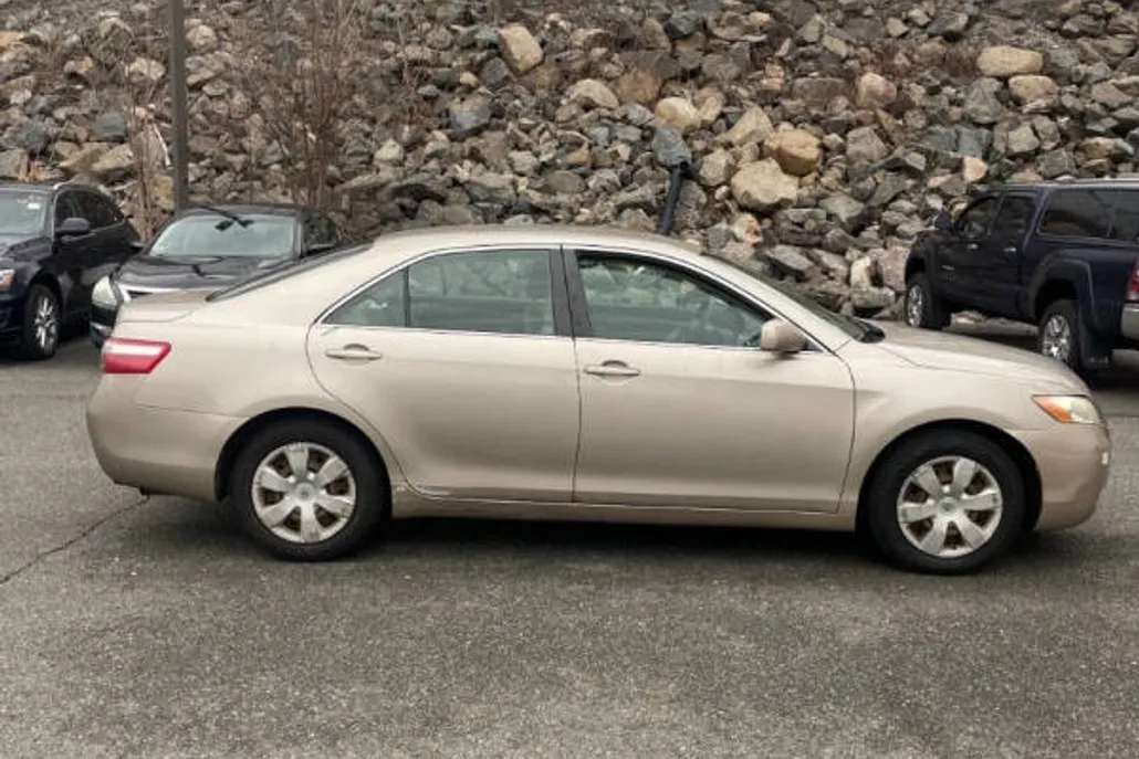 2009 Toyota Camry LE photo 1