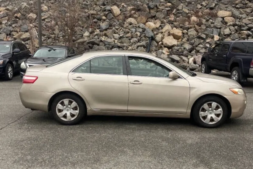 2009 Toyota Camry LE photo 1