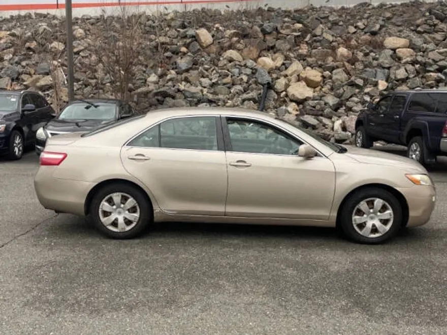 2009 Toyota Camry LE photo 1